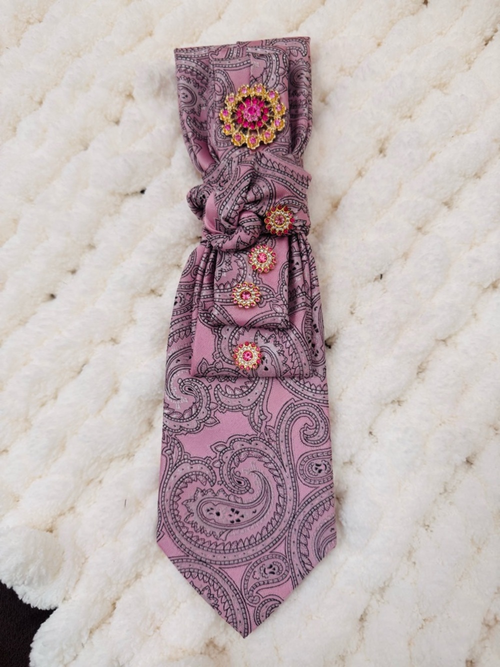 Pink Paisley Women’s Tie Necklace with Decorative Brooches